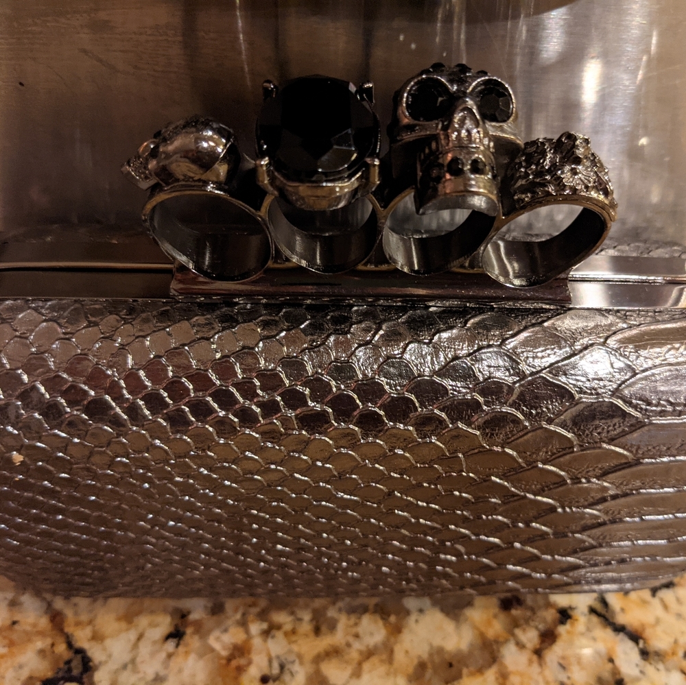 Silver Knuckle Clutch with Skulls and chain - JNB